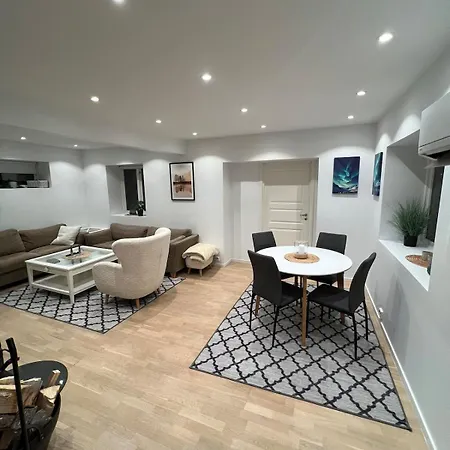 Large And Stylish 4-bedroom In The Center *
